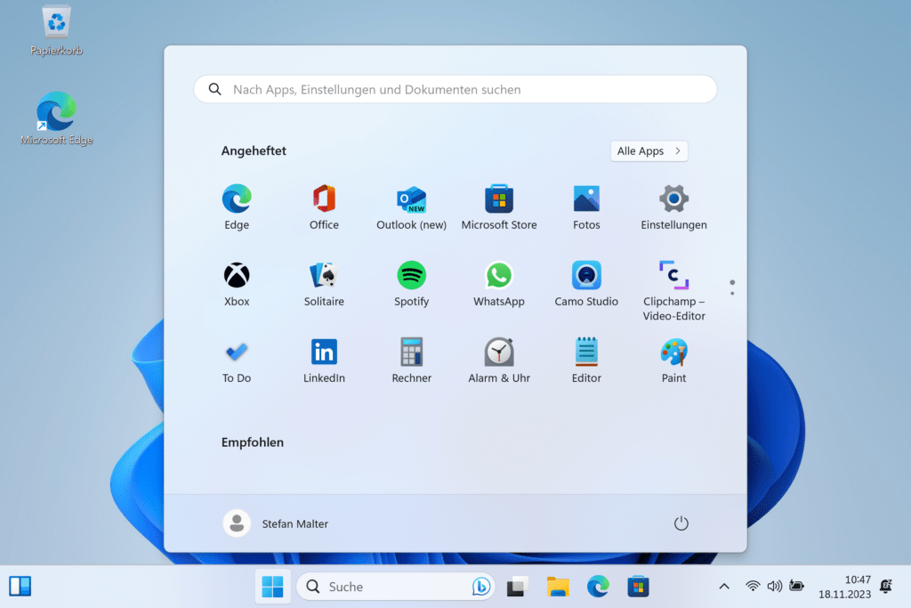 Desktop von Windows 11 mit aufgeklapptem Startmenü
