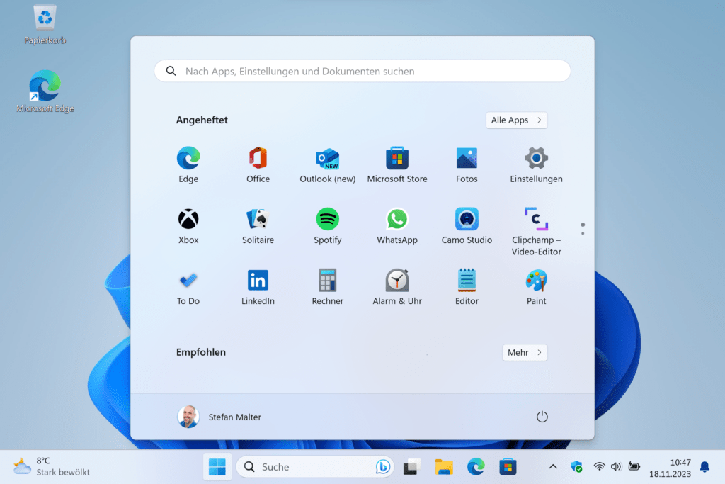 Desktop mit Startmenü von Windows 11