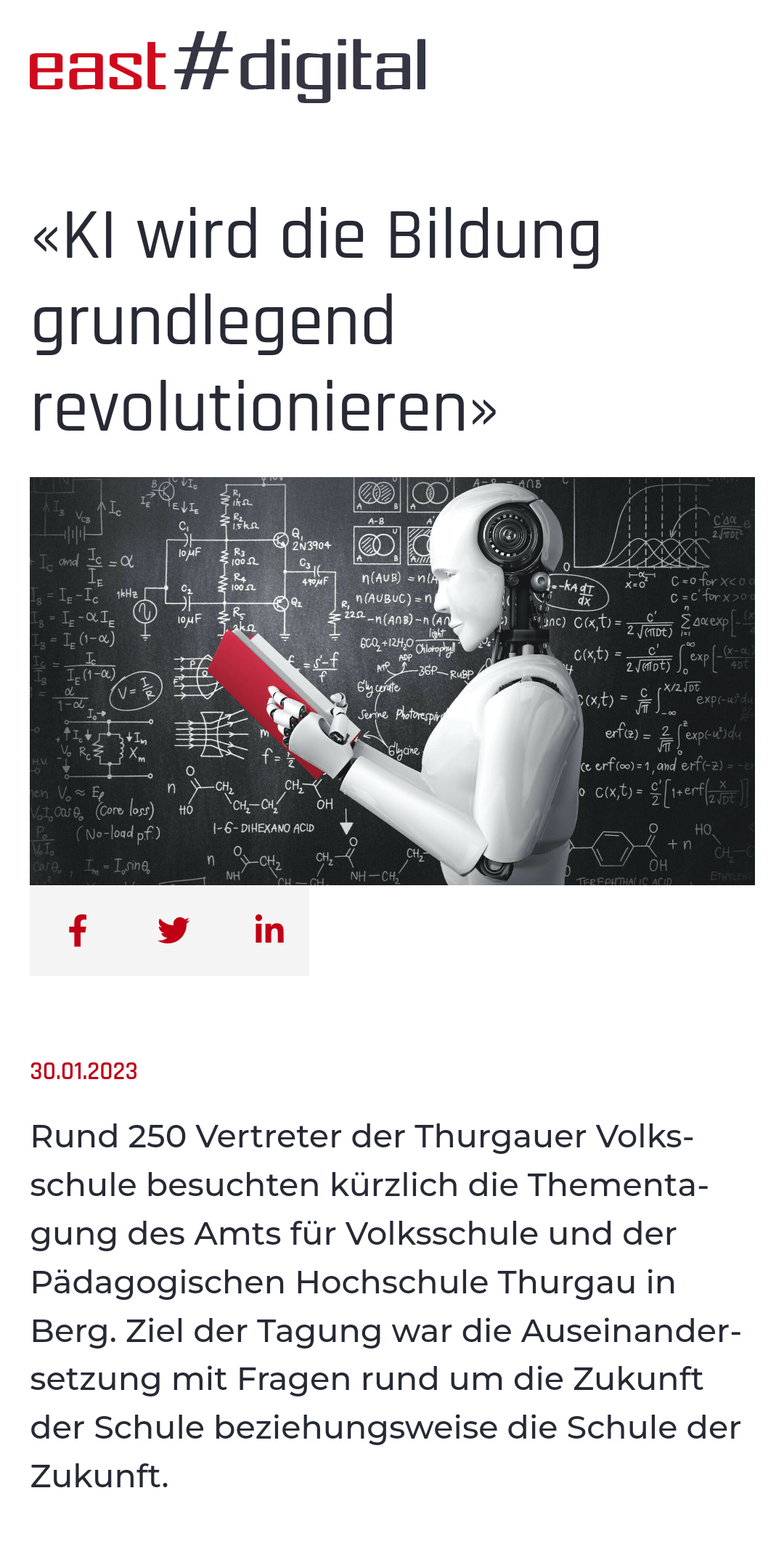 Roboter vor Tafel, eastdigital.ch