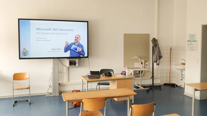Klassenzimmer mit digitaler Tafel in Deutschland