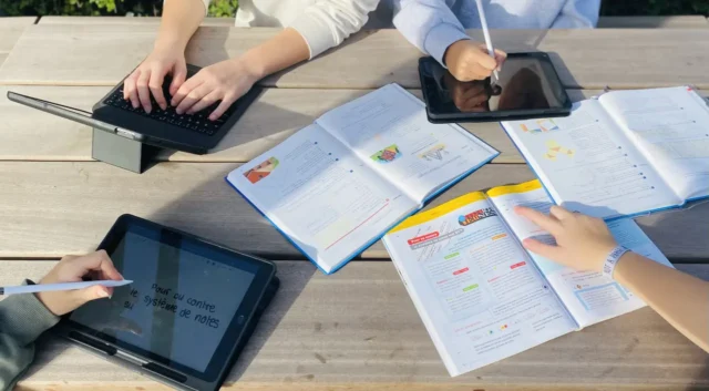 Schüler*innen mit digitalen Endgeräten