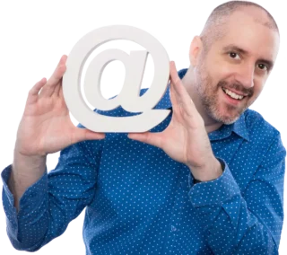 Stefan Malter mit @-Zeichen für Newsletter