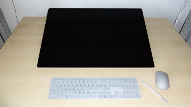 Surface Studio 2 fast flach auf dem Tisch