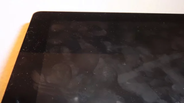 Nahaufnahme: Fingerabdrücke und Staub auf dem Surface Studio 2