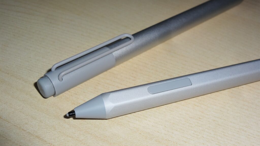 Surface Pen 2017 (unten) und Surface Pen 2015 mit Clip (oben)